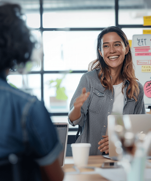 Mujer sonriendo habla con otra